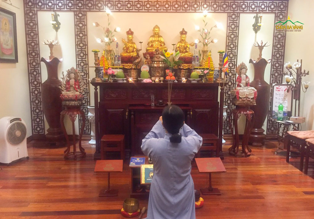 Phật tử thuộc đạo tràng Minh khuê - Mạo Khê trang nghiêm dâng hương trong thời khóa sám hối chuyển hóa và tụng kinh