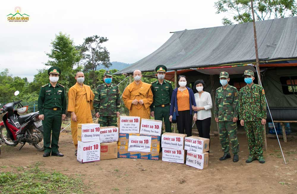Sư Phụ cùng chư Tăng chùa Ba Vàng trực tiếp đến thăm và tặng quà, động viên tinh thần các chiến sĩ tại Đồn Biên phòng Cửa khẩu Hoành Mô (ngày 13/4/2020)
