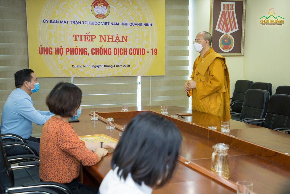 Sư Phụ Thích Trúc Thái Minh phát biểu tại buổi trao quà, ủng hộ phòng, chống dịch bệnh COVID-19 tại Ủy ban Mặt trận Tổ quốc Việt Nam tỉnh Quảng Ninh