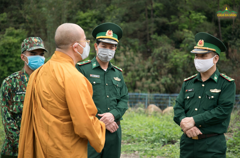 Sư Phụ Thích Trúc Thái Minh ân cần hỏi thăm các chiến sĩ Đồn Biên phòng Cửa khẩu Hoành Mô