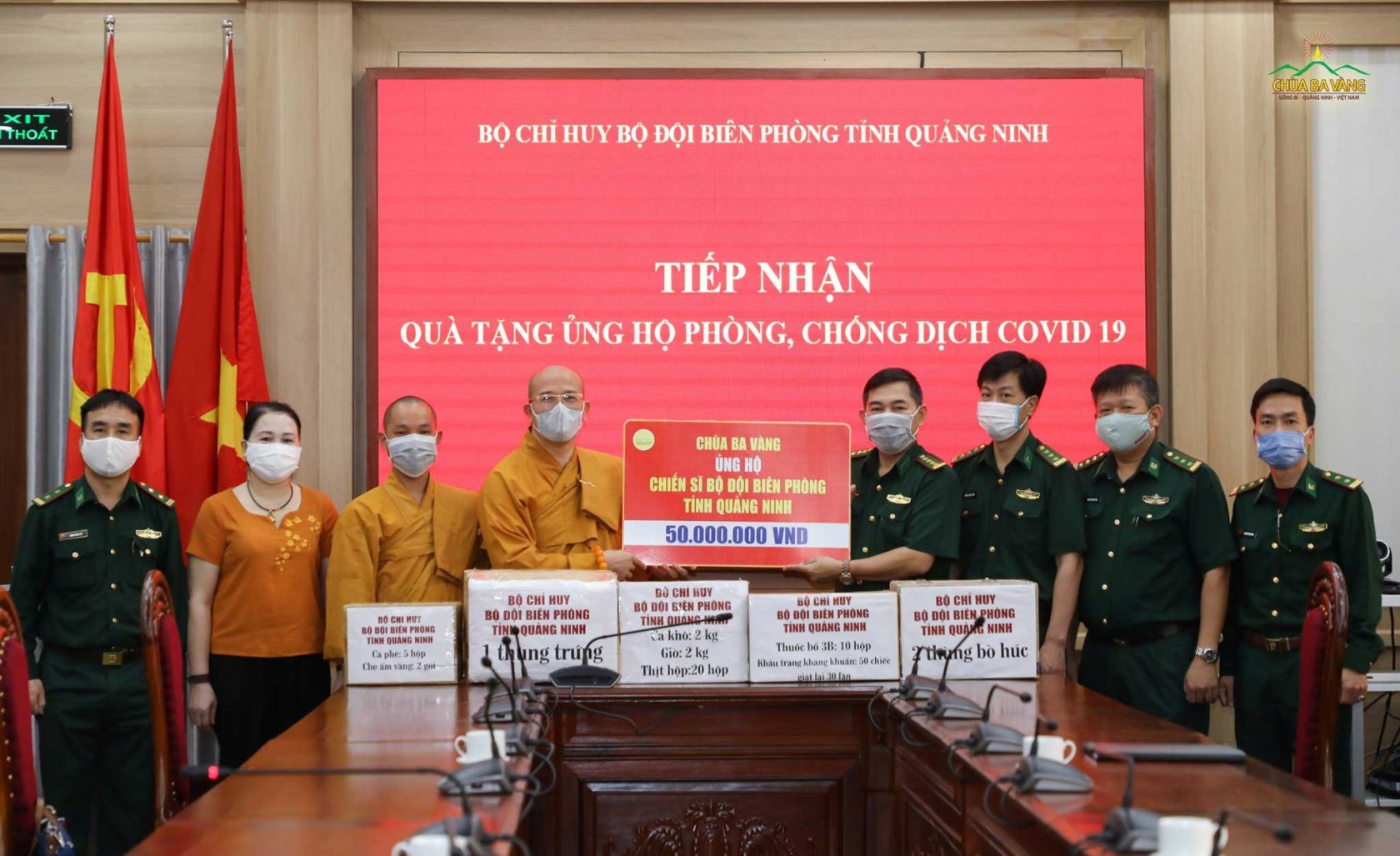 Sư Phụ Thích Trúc Thái Minh và đại diện chư Tăng, Phật tử chùa Ba Vàng đã trao tặng Bộ Chỉ huy Bộ đội Biên phòng tỉnh Quảng Ninh và trao tặng 50.000.000 VNĐ cùng các nhu yếu phẩm cần thiết
