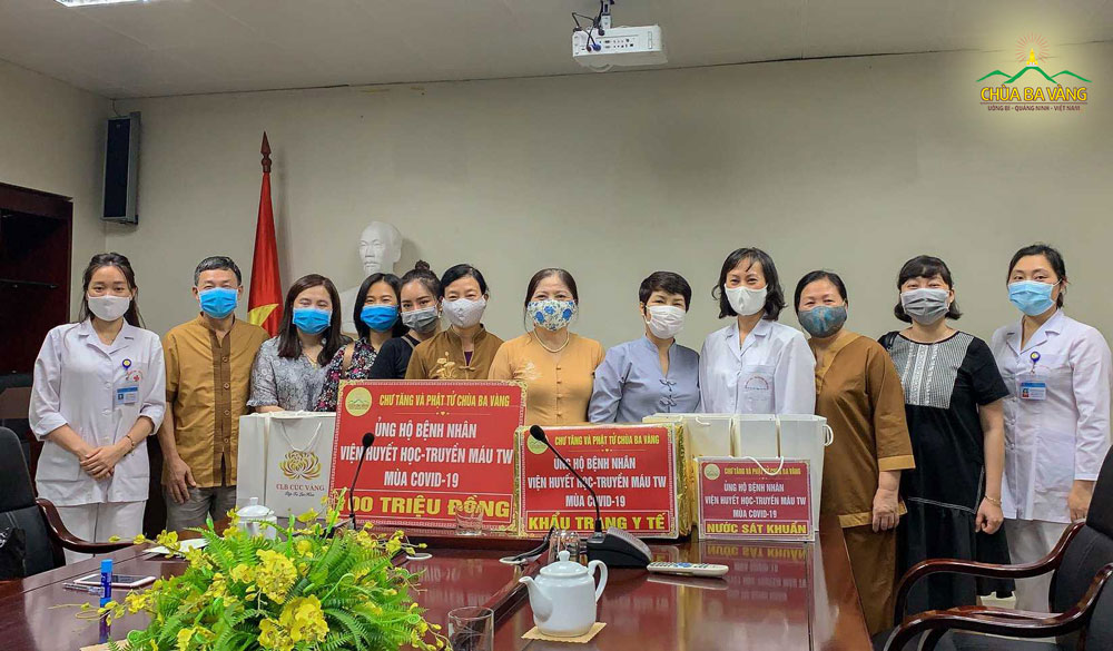 Phật tử chùa Ba Vàng chụp ảnh cùng các y, bác sĩ cùng các bệnh nhân tại Viện Huyết học và Truyền máu Trung ương