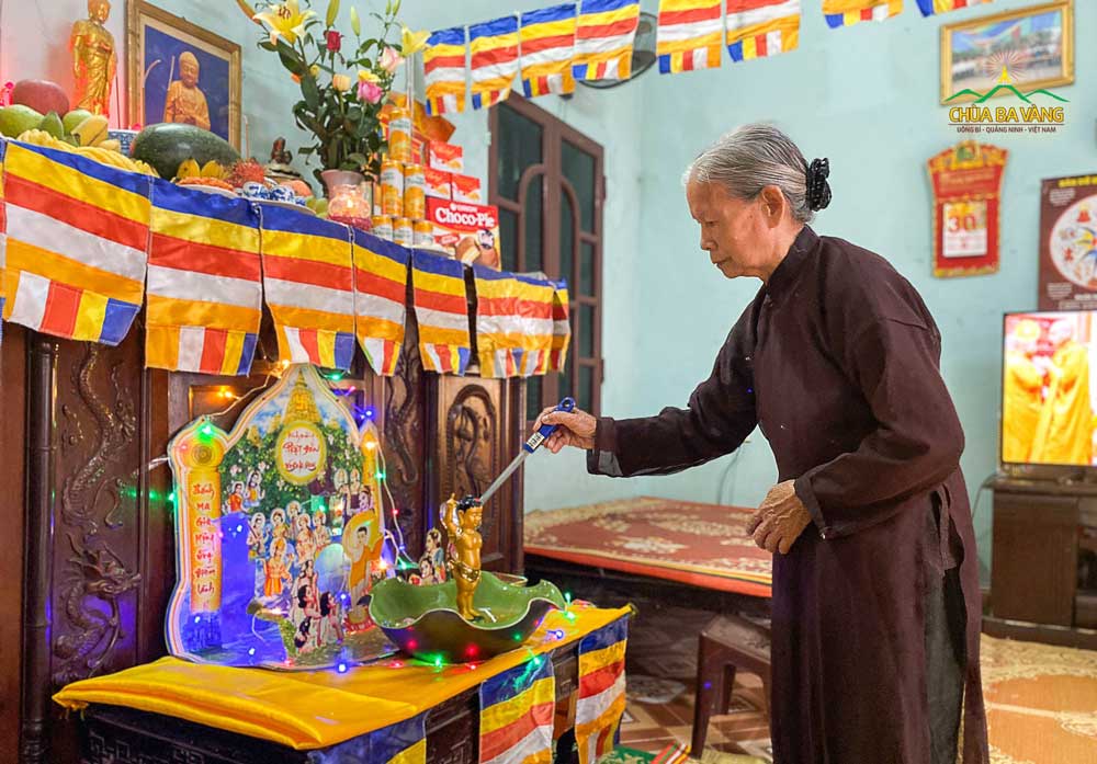   Phật tử thực hiện nghi lễ tắm Phật tại nhà  