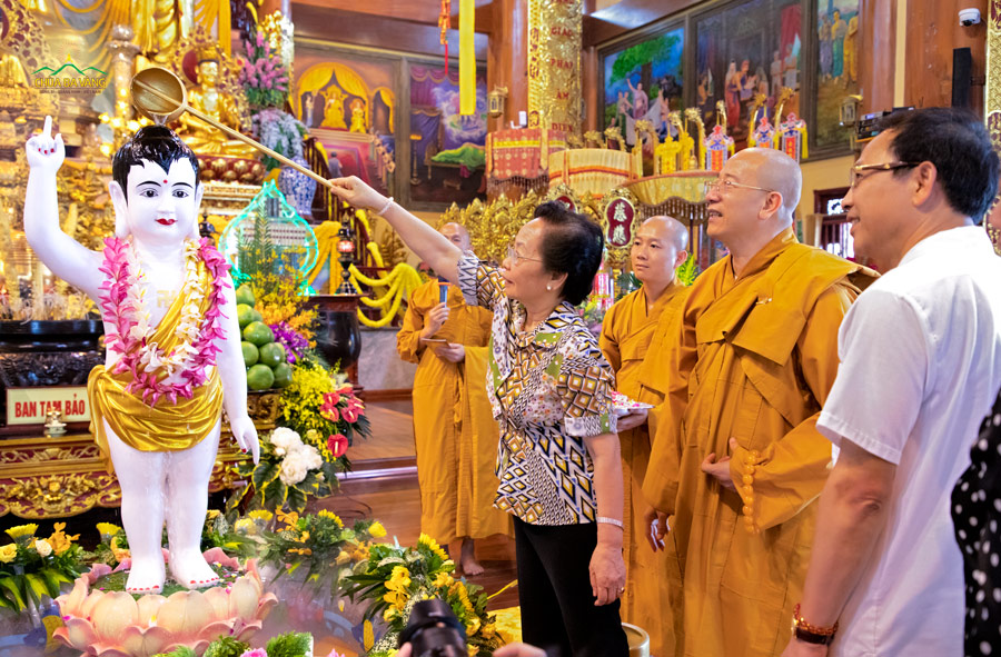 Bà Nguyễn Thị Doan thực hiện nghi lễ tắm Phật tại Chính điện tầng 2 chùa Ba Vàng