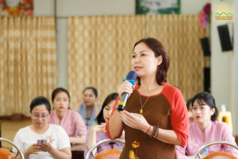 Bà Đỗ Minh Nguyệt trong buổi nghe Sư Phụ Thích Trúc Thái Minh giảng Pháp