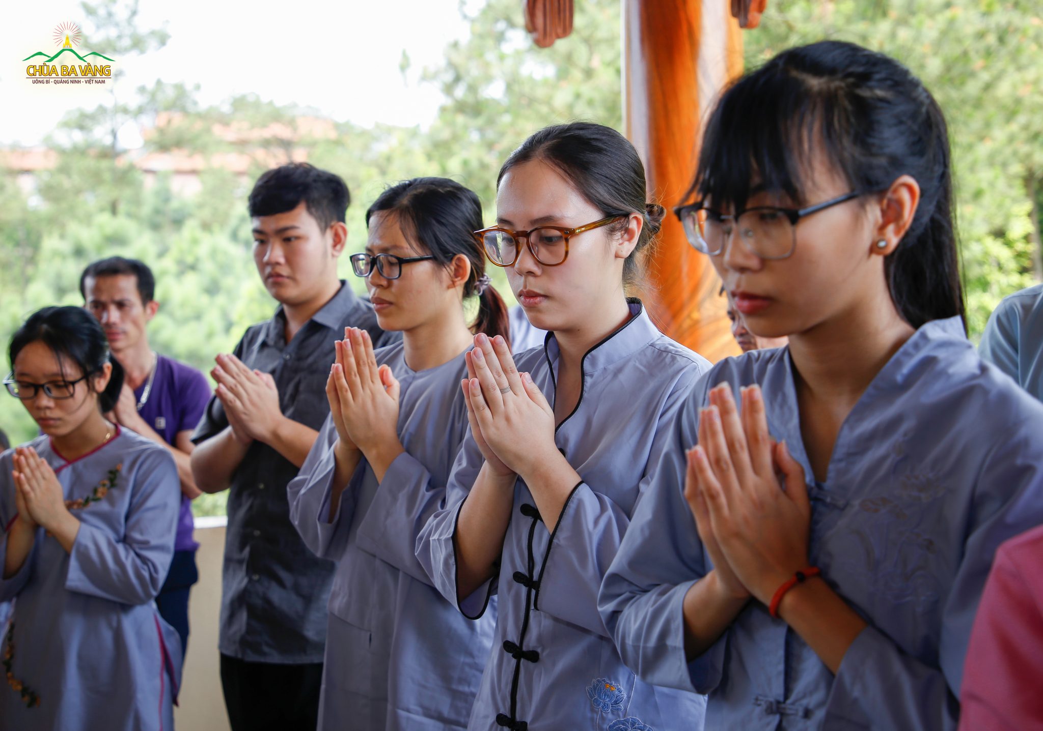 Bạn Hoàng Nguyễn Phương Thảo (thứ 2 từ phải sang) cùng bạn của mình về chùa quy y Tam Bảo