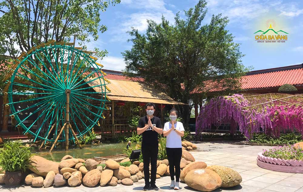 Bạn Nguyễn Đức Việt đang học tập tại trường Đại học Y Dược Hải Phòng về chùa tham quan, lễ Phật