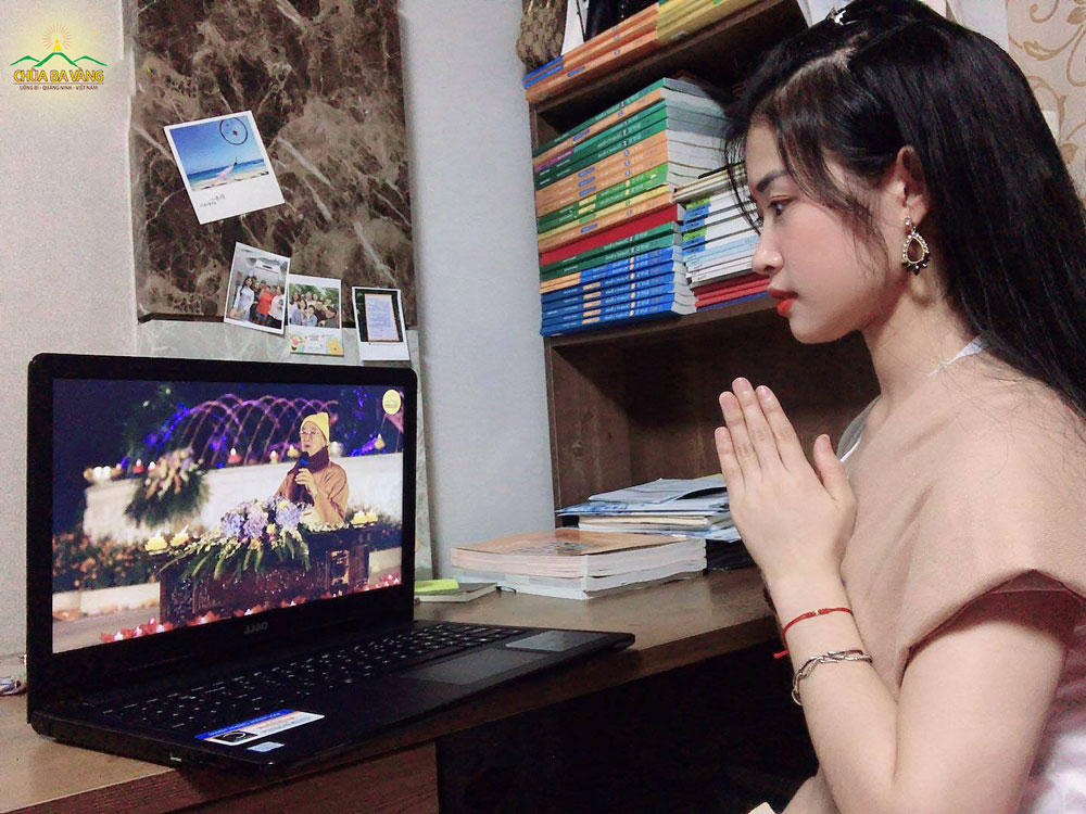 Bạn Trần Thiên Kiều - hiện là du học sinh tại Hàn Quốc đang theo dõi chương trình đêm hoa đăng trực tuyến của chùa Ba Vàng nhân ngày lễ Phật đản