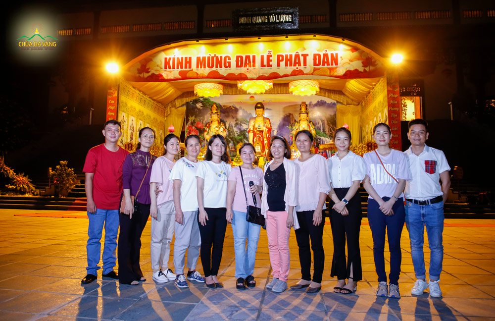 Các Phật tử đạo tràng Trúc Minh đã có mặt tại sân Chính điện chùa Ba Vàng trong niềm hạnh phúc và hân hoan
