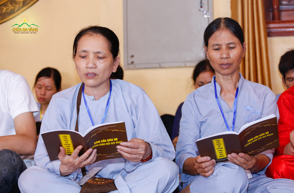 Các Phật tử đọc tụng sám cầu siêu