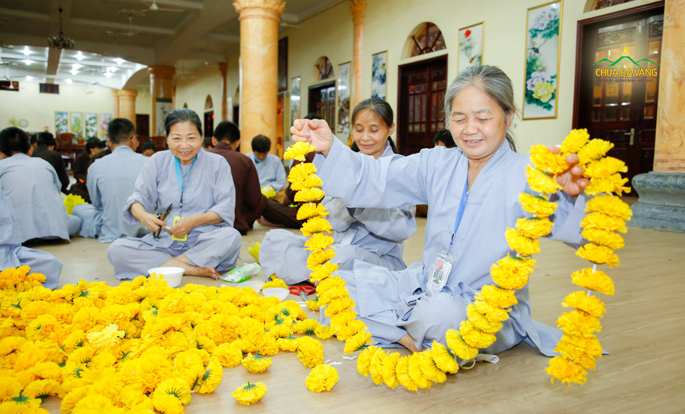 Các Phật tử hân hoan khi được cùng nhau làm dải hoa