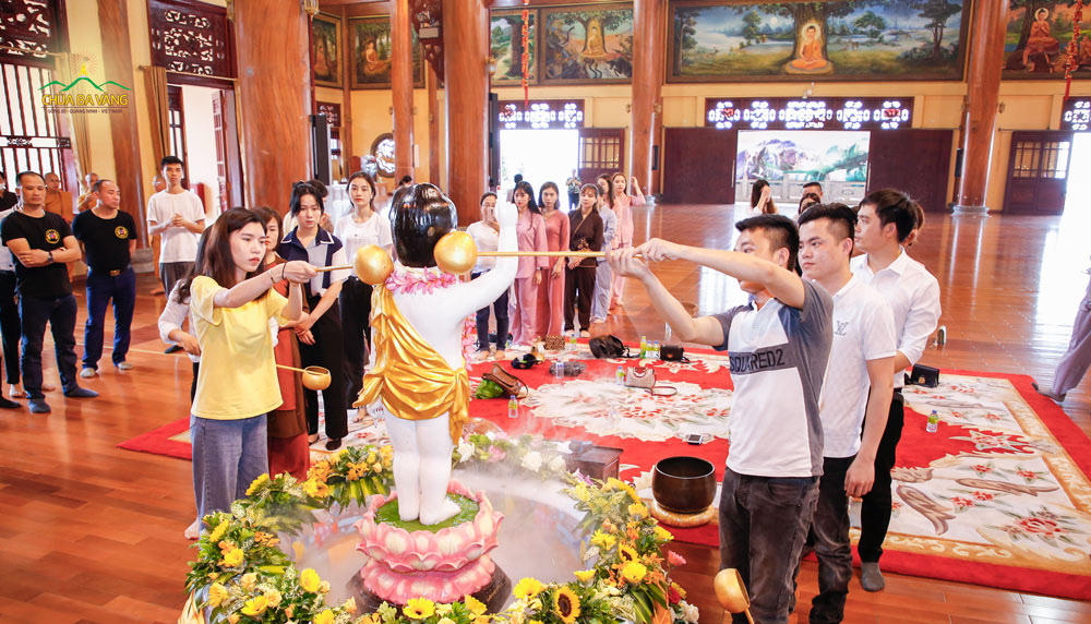 Nhân dịp mùa Phật đản, các thành viên trong Công ty Cổ phần Khách sạn Hồng Vận đã thực hiện nghi thức dâng nước cúng dường tắm Phật