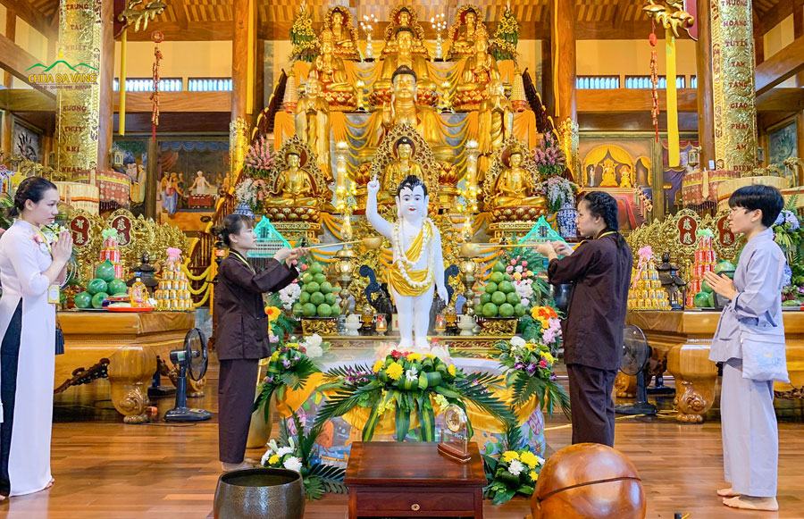 Các thành viên trong CLB Tuệ Tâm thực hiện nghi lễ tắm Phật tại tầng 2 Chính điện chùa Ba Vàng