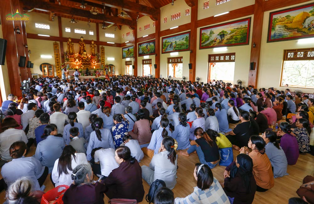 Các thiện nam, tín nữ từ khắp các tỉnh thành đã vân tập về Thiền đường tầng 2 chùa Ba Vàng tham dự lễ quy y Tam Bảo