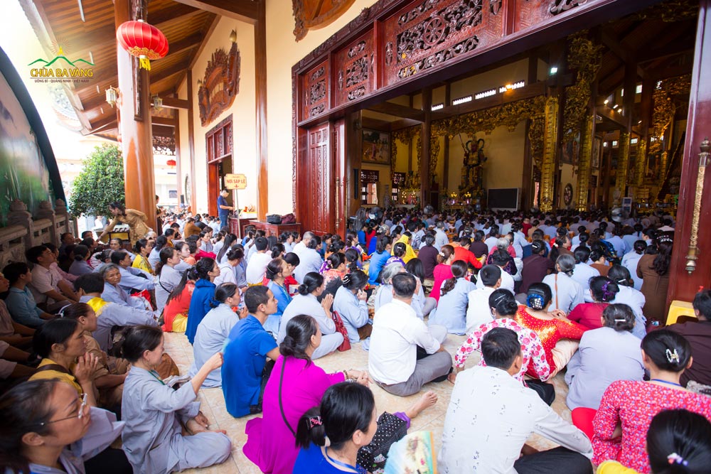 Chính điện tầng 2 chùa Ba Vàng đã chật kín người về làm lễ cầu siêu