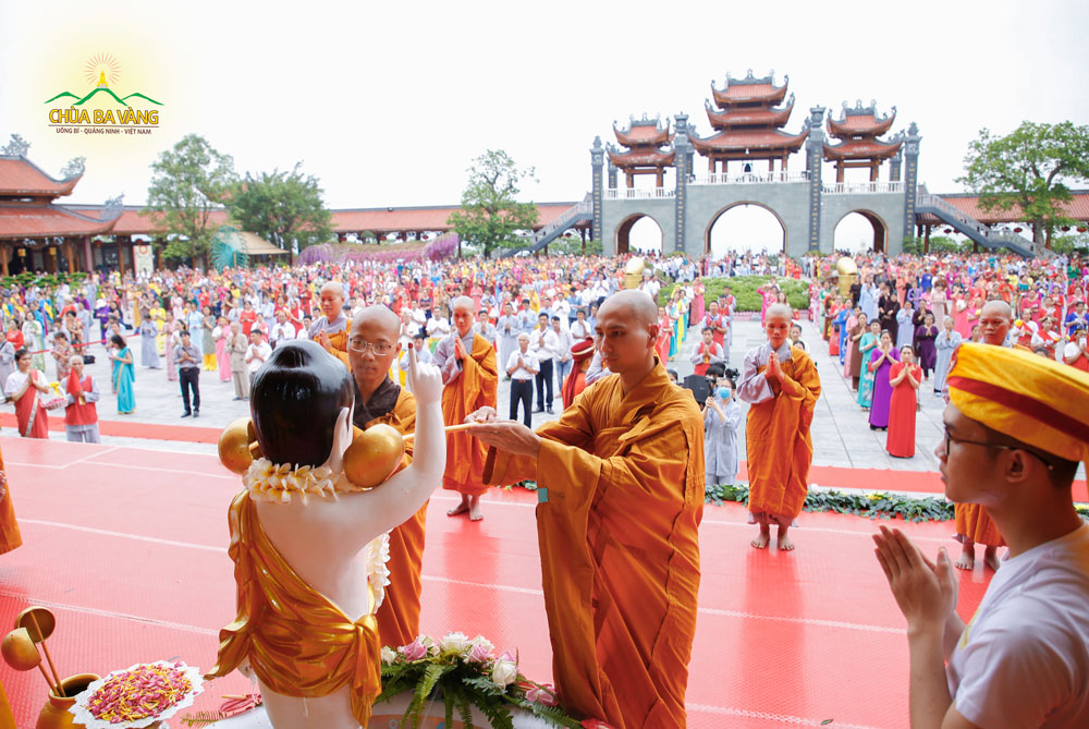 Chư Tăng chùa Ba Vàng thực hiện nghi lễ tắm Phật