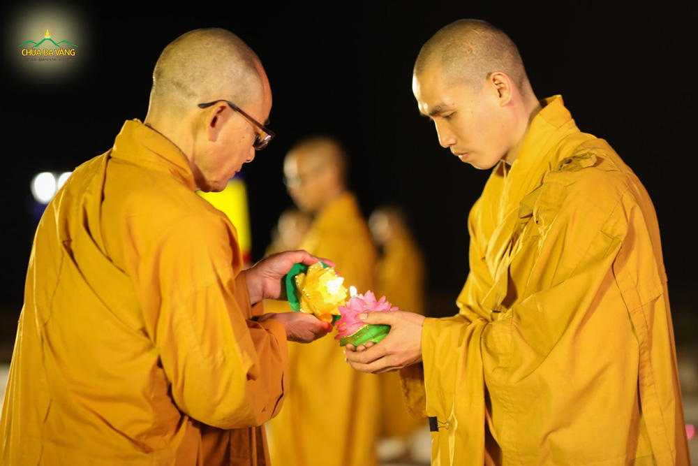 Chư Tăng chùa Ba Vàng thực hiện nghi thức truyền đăng trong đêm hoa đăng kính mừng Phật đản