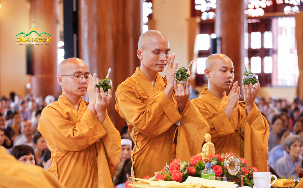 Chư Tăng chùa Ba Vàng làm nghi lễ sái tịnh nước cam lồ