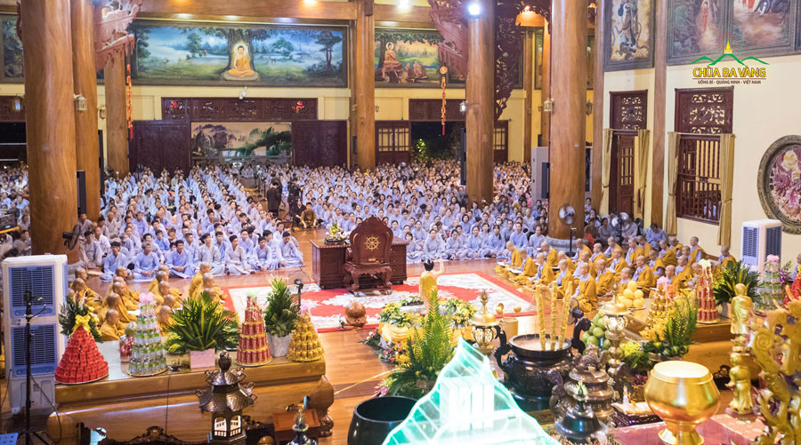 Chư Tăng, Ni cùng hàng ngàn Phật tử lắng nghe những dòng Pháp nhũ quý báu của Sư Phụ Thích Trúc Thái Minh