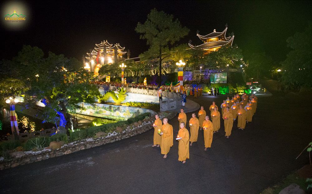 Sư Phụ cùng chư Tăng thiền hành trong đêm rước hoa đăng cúng dường mừng Phật đản sinh tại chùa Ba Vàng
