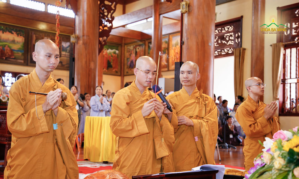 Đại đức Thích Trúc Bảo Lực niêm hương bạch Phật và tác lễ cầu siêu cho các hương linh
