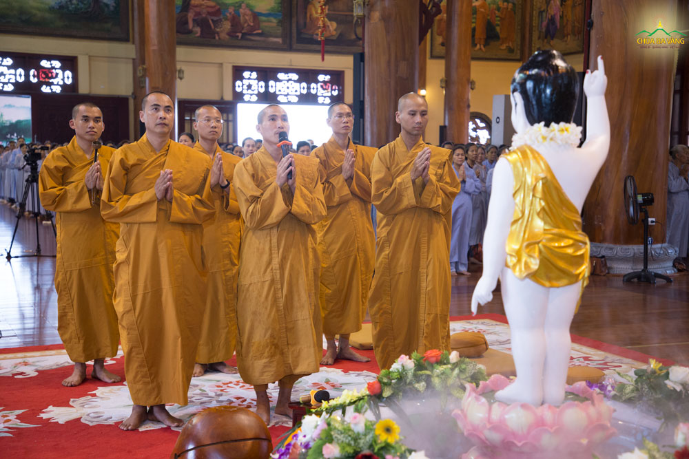 Đại đức Thích Trúc Bảo Hòa bạch Phật gia hộ trước khi bước vào thời khóa tọa thiền trong ngày tu học Bát Quan Trai giới