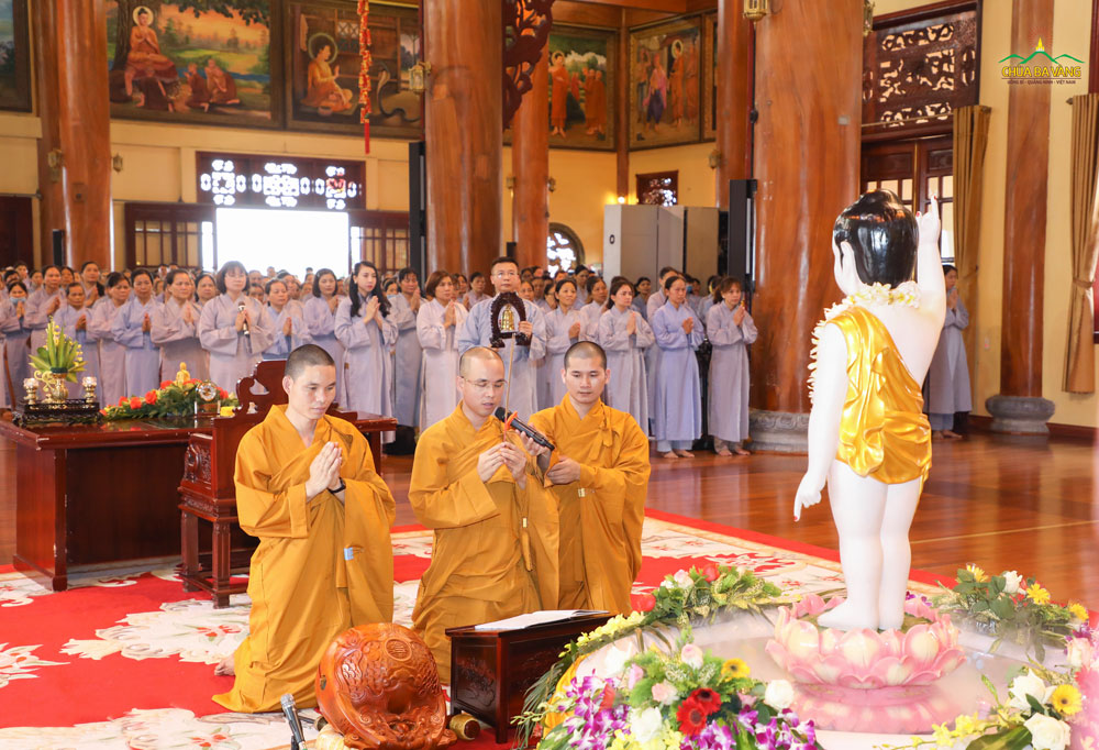 Đại đức Thích Trúc Bảo Lực niêm hương bạch Phật chứng minh và gia hộ cho khóa lễ truyền Bát quan trai giới