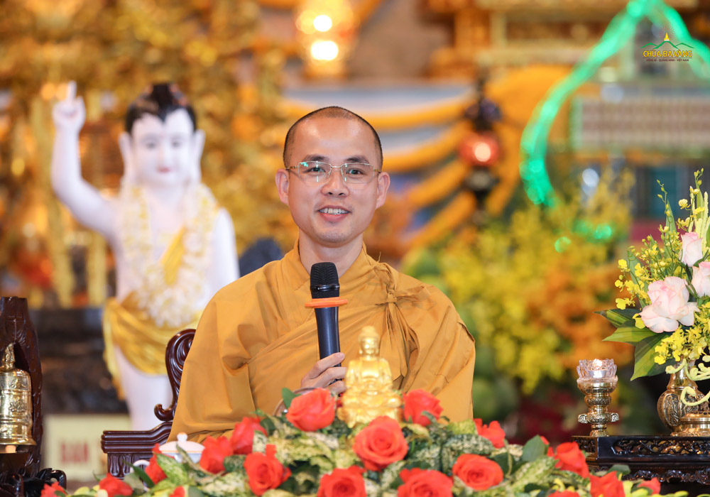 Đại đức Thích Trúc Bảo Lực từ bi giảng giải cho toàn thể quý Phật tử hiểu ý nghĩa của việc giữ gìn tám giới
