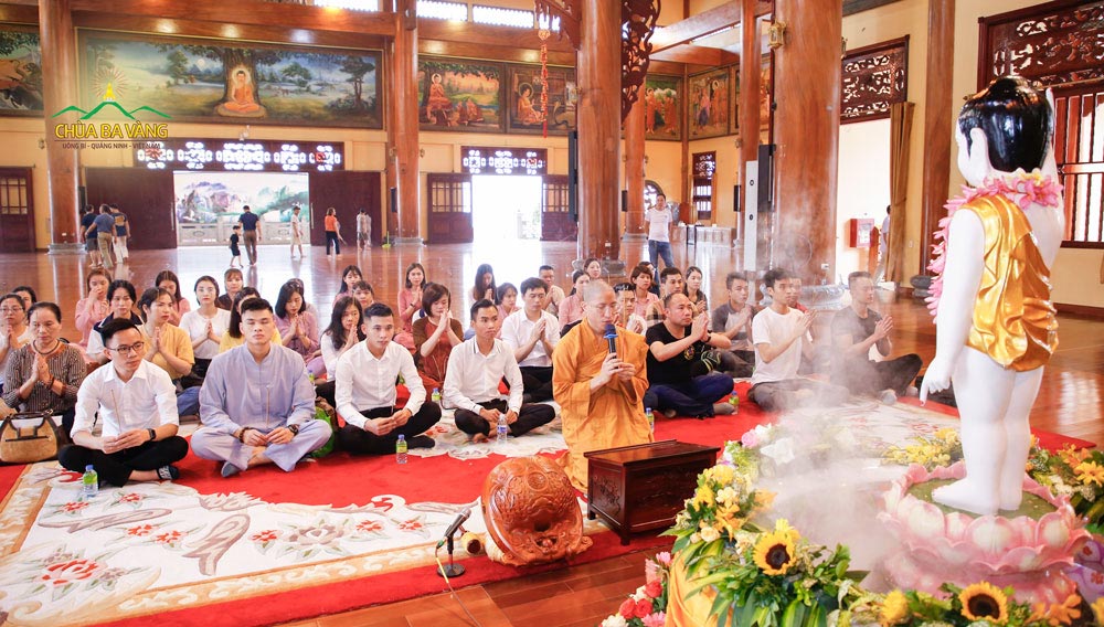 Đại đức Thích Trúc Bảo Thành niêm hương bạch Phật cầu bình an cho các thành viên trong Công ty Cổ phần Khách sạn Hồng Vận