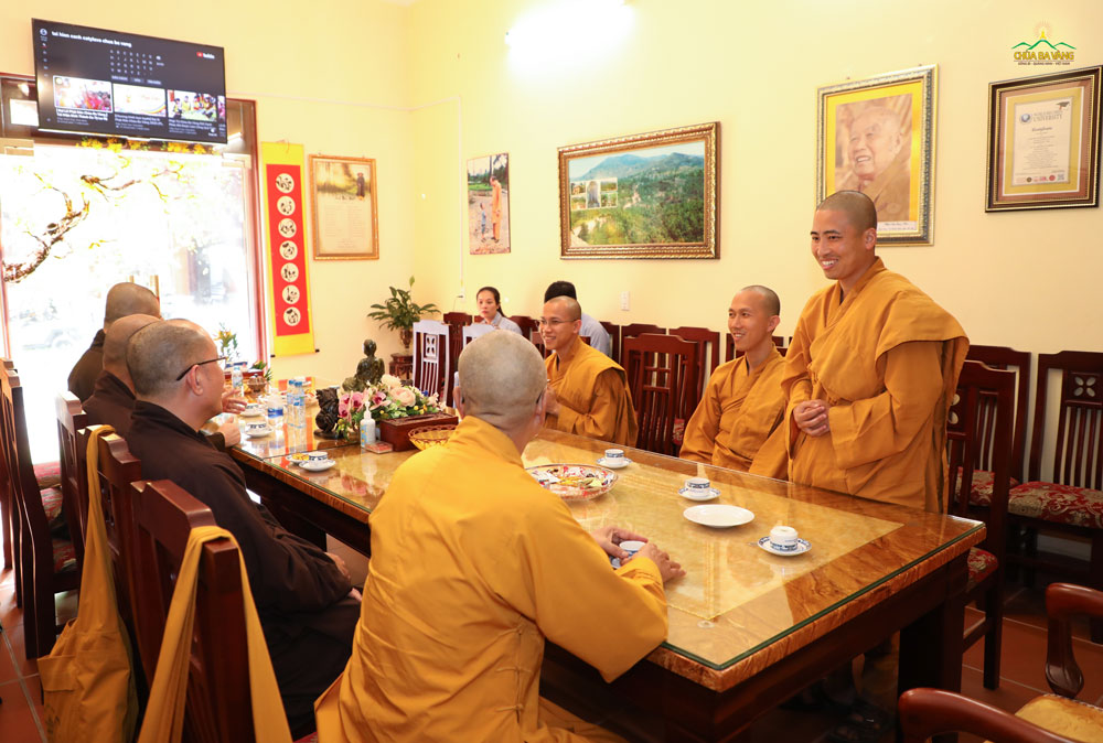 Được sự chỉ dạy trên Sư Phụ Thích Trúc Thái Minh, Đại đức Thích Trúc Bảo Tiến và chư Tăng đón tiếp Hòa thượng và phái đoàn Phật giáo Quảng Bình tại phòng khách