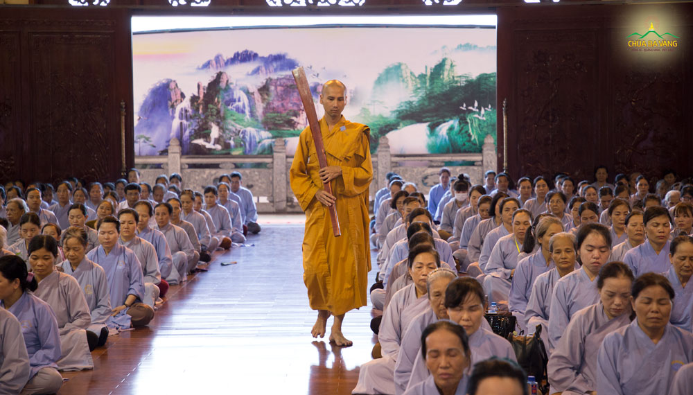 Đại đức Thích Trúc Bảo Tín đi giám thiền, chỉnh lại tư thế ngồi thiền cho Phật tử