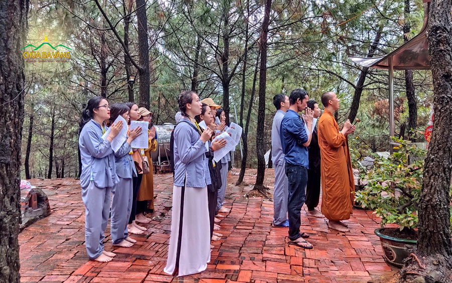 Đại đức Thích Trúc Bảo Trực và các bạn cùng tụng kinh tri ân Tam Bảo tại nơi thờ tự cây Bồ Đề mà chư Thiên trồng