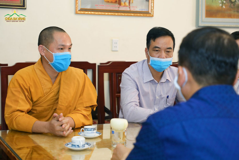 Thay mặt Tăng Ni, Phật tử chùa Ba Vàng, Đại đức Thích Trúc Bảo Việt đã đón tiếp phái đoàn