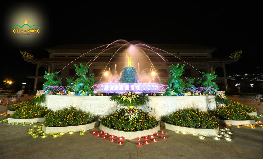 Đêm hoa đăng kính mừng Đức Phật đản sinh tại chùa Ba Vàng
