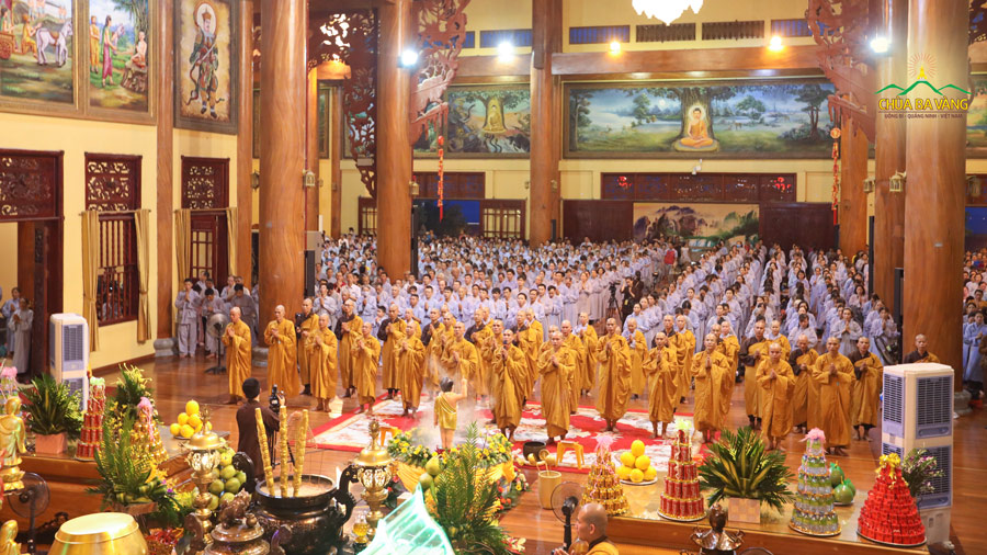 Đông đảo Phật tử về chùa Ba Vàng tham dự thời khóa sám hối