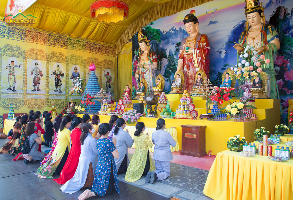 Du khách và Phật tử về chùa thành kính đảnh lễ Đức Phật