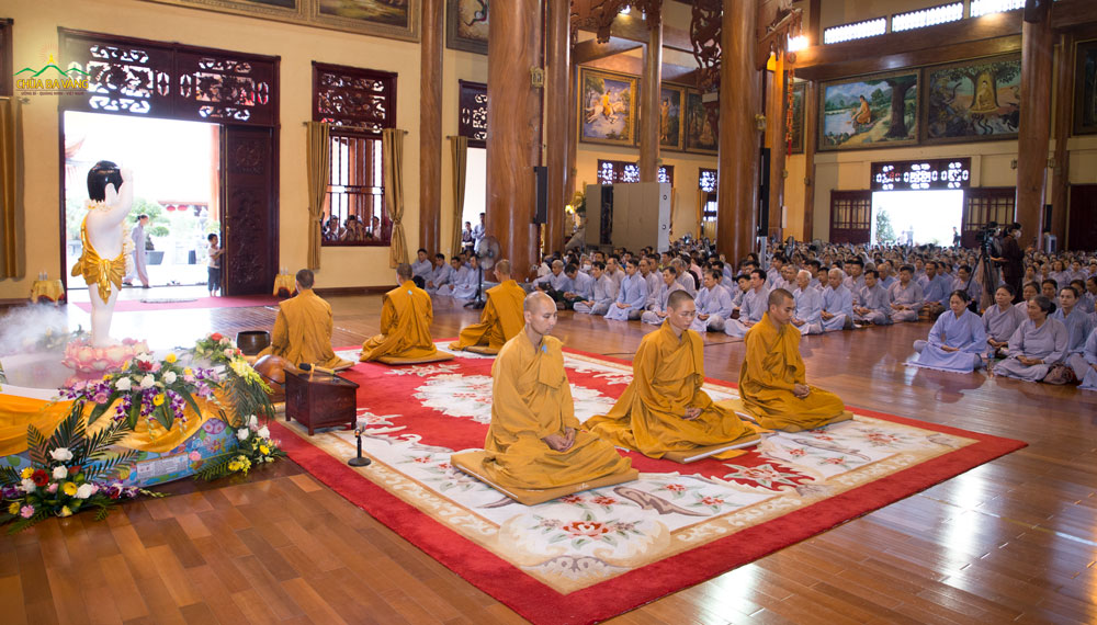 Tại Chính điện tầng 2, chư Tăng hướng dẫn các Phật tử ngồi thiền trong tĩnh lặng để quán xét thân tâm