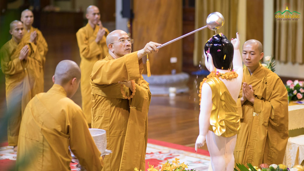   Hiểu về nghi thức lễ tắm Phật để tăng trưởng phước báu trong mùa Phật đản  