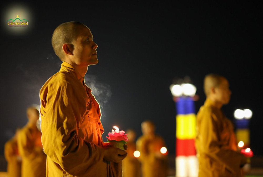 Hình ảnh ánh nến trong đêm hoa đăng như thắp lên ngọn lửa từ bi và niềm tin trí tuệ từ nơi Đức Phật