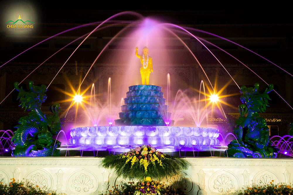 Khi Đức Phật đản sinh, chín con rồng cùng phun nước tắm lên kim thân của Ngài (ảnh tượng Phật đản sinh tại chùa Ba Vàng)