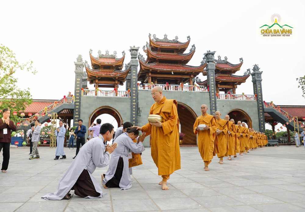 Hình ảnh Tăng đoàn chùa Ba Vàng trong màu huỳnh y trong buổi lễ khất thực