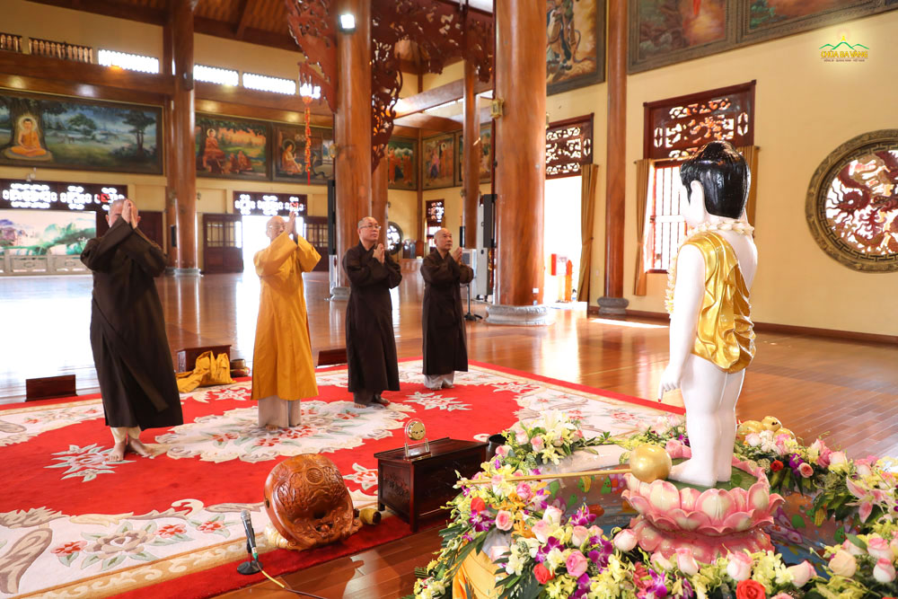 Hòa thượng Thích Tánh Nhiếp cùng phái đoàn Phật giáo Quảng Bình niêm hương bạch Phật tại Chính điện chùa Ba Vàng