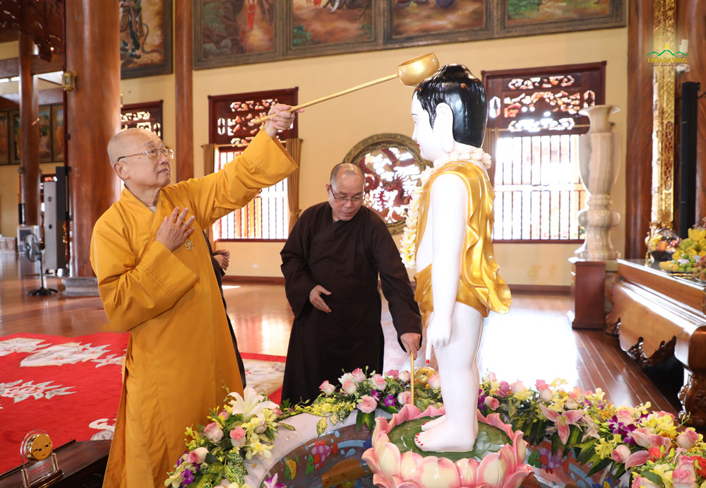 Hòa thượng Thích Tánh Nhiếp cùng phái đoàn thực hiện nghi lễ tắm Phật
