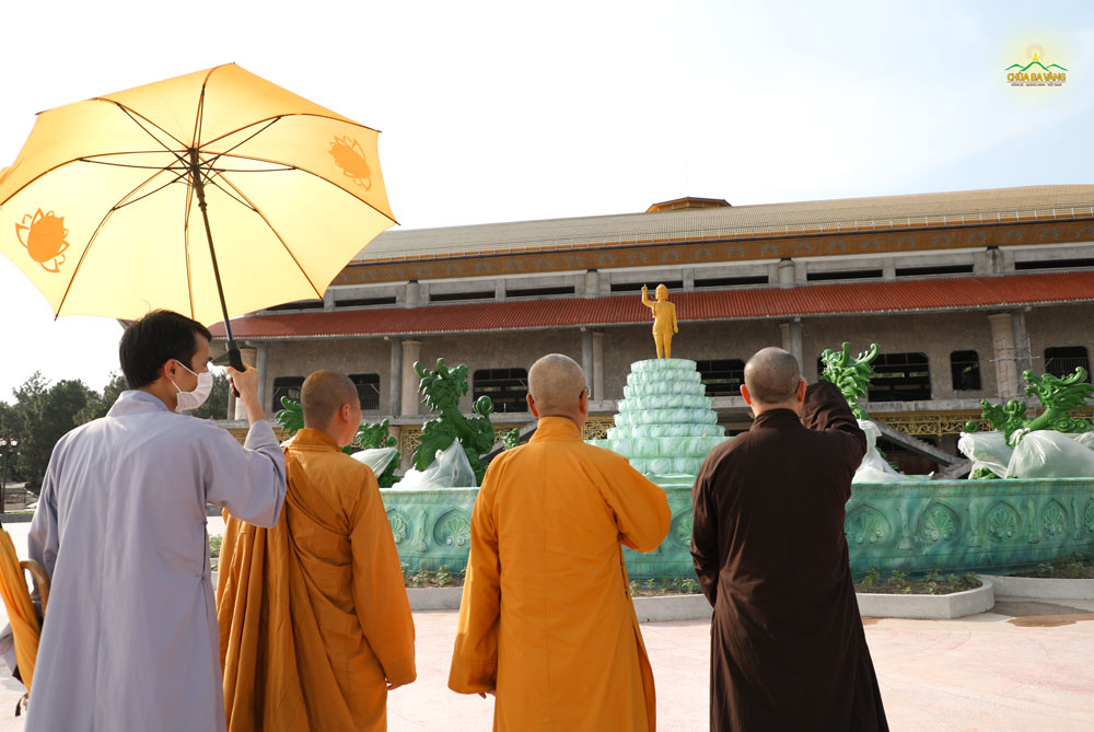 Hòa thượng Thích Tánh Nhiếp và phái đoàn thăm quan công trình tôn tượng Đức Phật đản sinh