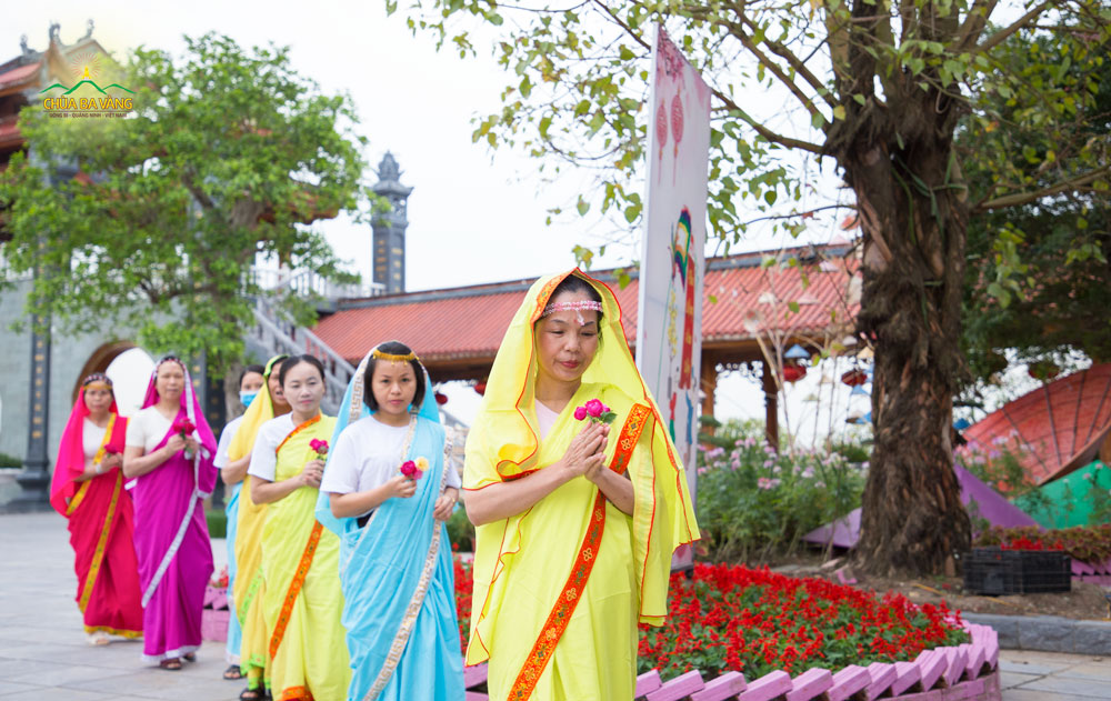   Khoác trên mình bộ trang phục Ấn Độ, các Phật tử chùa Ba Vàng ai nấy đều cảm thấy hạnh phúc khi được dâng những bông hoa để cúng dường chư Phật  