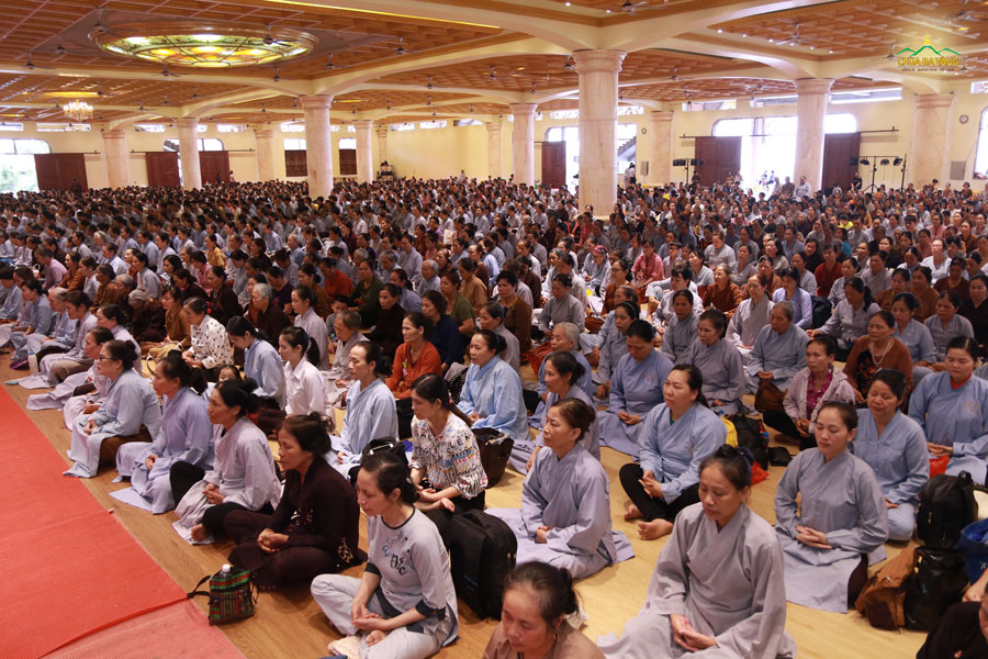 Ở khu vực Đại giảng đường, hàng ngàn Phật tử thực tập ngồi thiền dưới sự hướng dẫn của chư Tăng