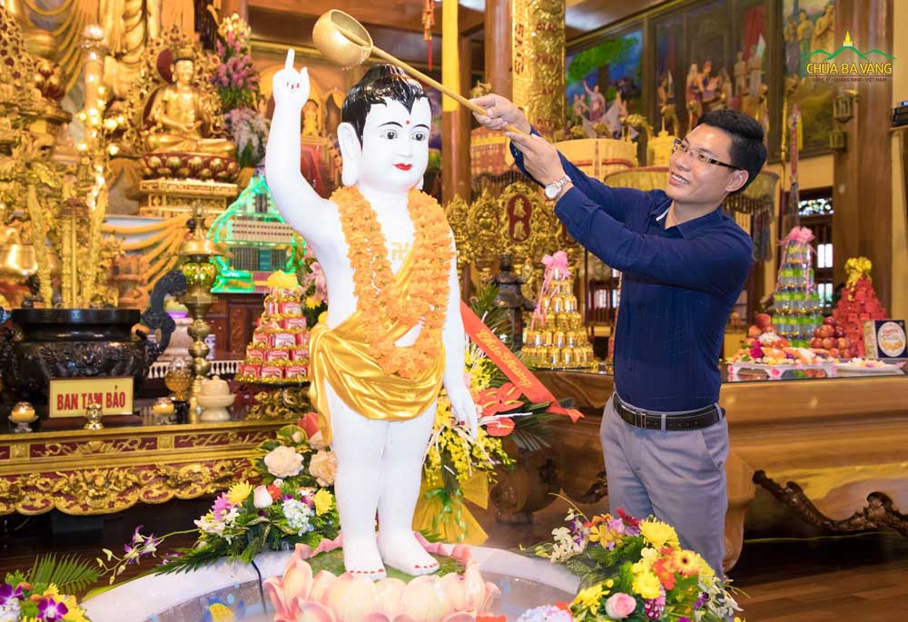 Lãnh đạo Ban Tôn giáo tỉnh Quảng Ninh rất hoan hỷ thực hiện nghi lễ tắm Phật tại chùa Ba Vàng