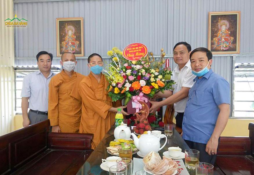 Lãnh đạo huyện Quỳnh Lưu chúc mừng Đại lễ Phật đản tại chùa Đế Thích (Quỳnh Lưu - Nghệ An)