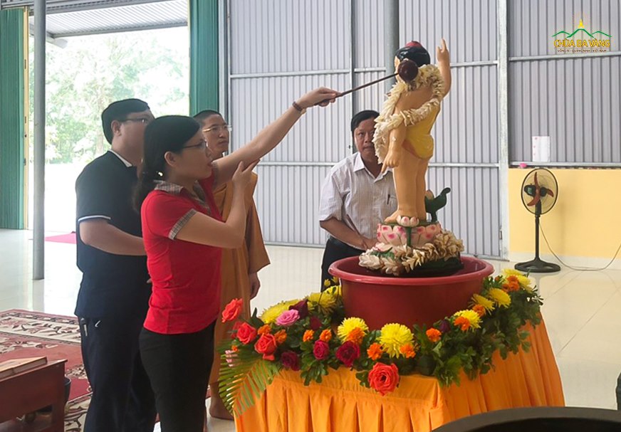 Đoàn lãnh đạo Ban Dân vận Huyện ủy, Phòng Nội vụ huyện Quỳnh Lưu thực hiện nghi lễ tắm Phật tại chùa Đế Thích nhân đại lễ Phật đản