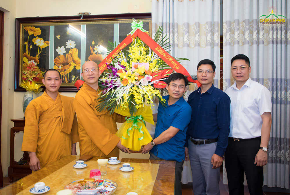 Nhân dịp Đại lễ Phật đản, đoàn lãnh đạo Ban Tôn giáo tỉnh Quảng Ninh đã đến thăm, chúc mừng Tăng Ni, Phật tử chùa Ba Vàng